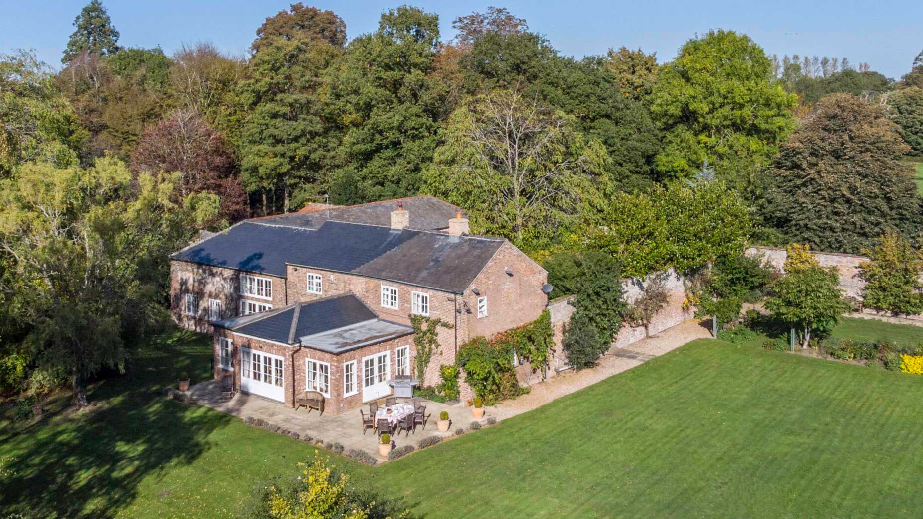 Stable Cottage Watatunga - a large house set in a walled garden viewed from the air